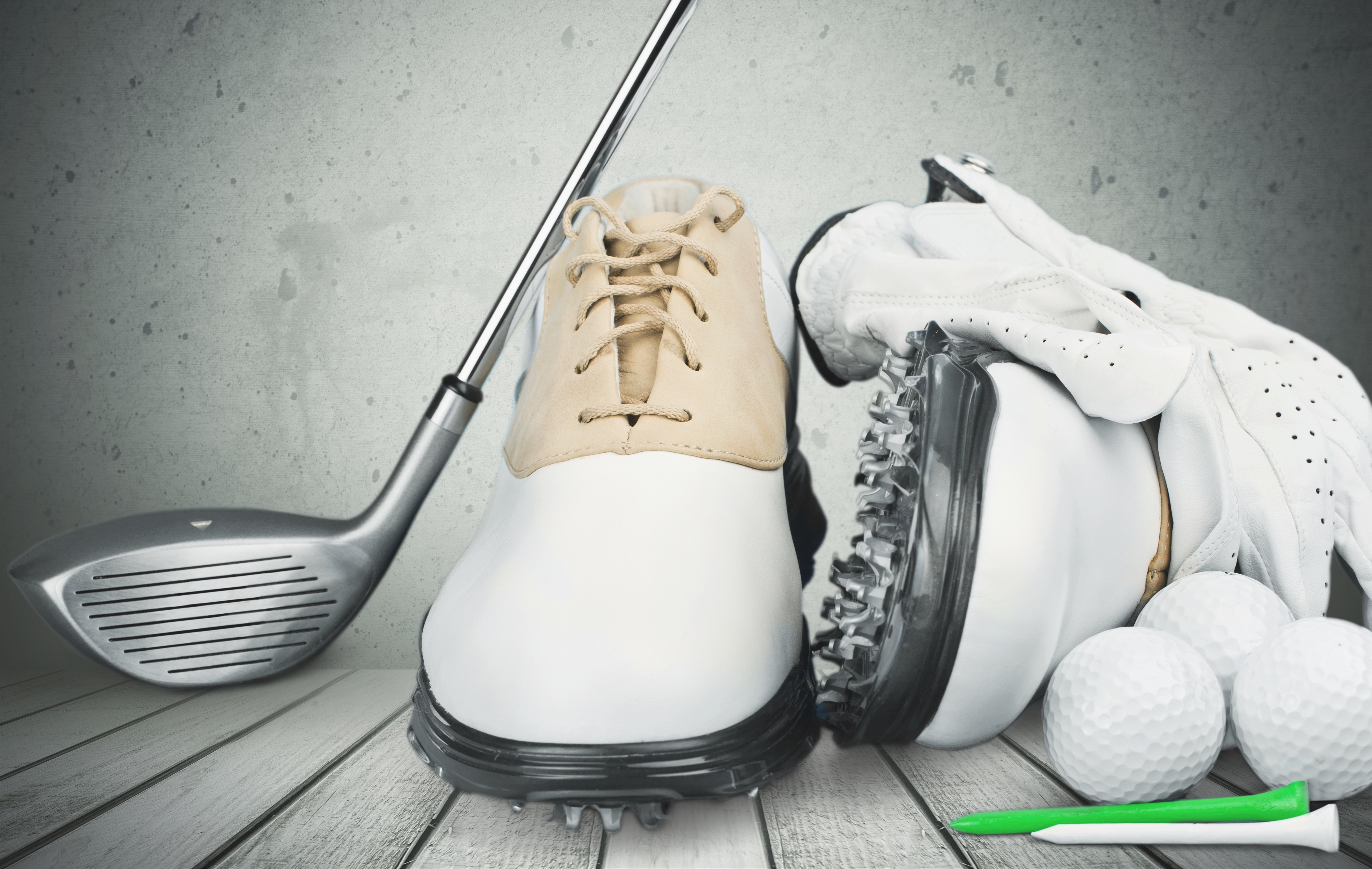 spiked vs spikeless golf shoes