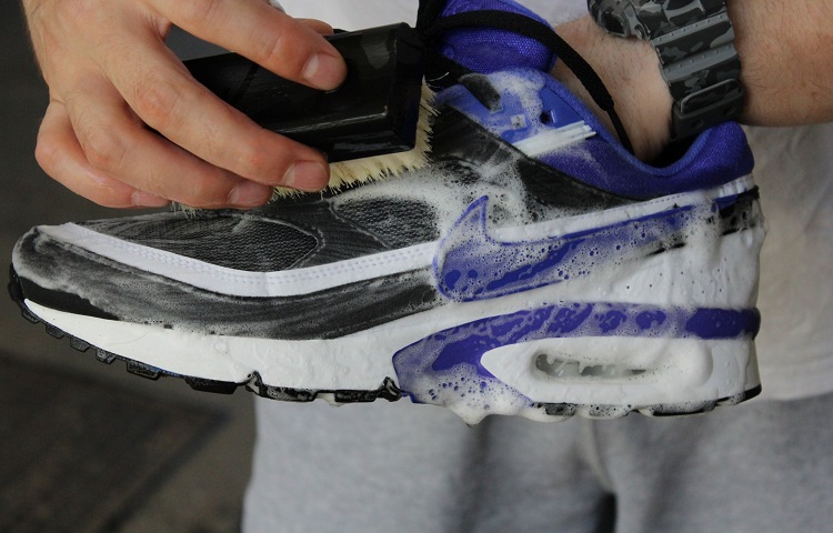 washing mud from running shoes